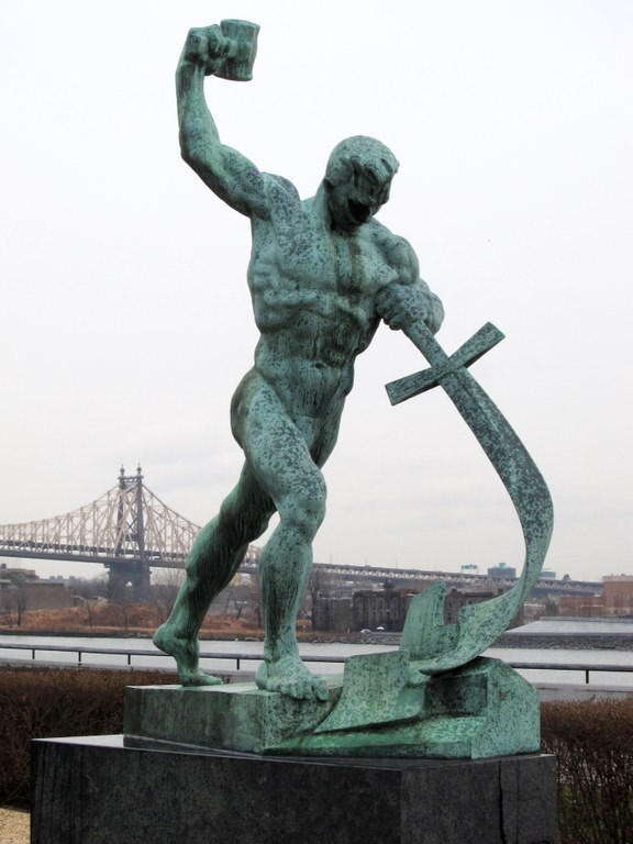 Skulptur eines athletischen, unbekleideten Mannes, der seni Schwert zum Pflug umschmiedet