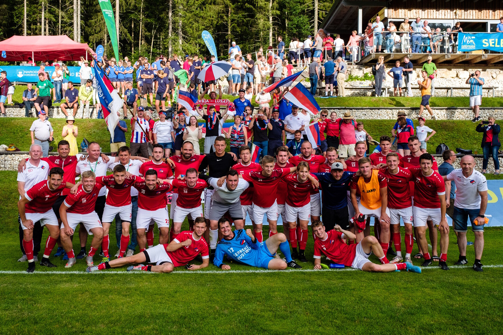 Gruppenfoto eines Fußballteams in roten Trikots